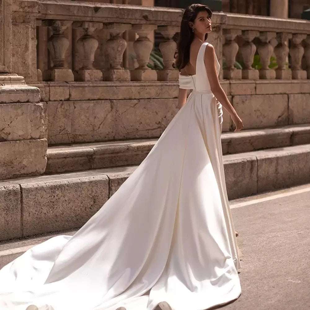 2025 Summer New Lvory V Neck Wedding Dresses With Sweep Train One Shoulder Ruffles Side Silt Bridal Gown Vestido De Novia