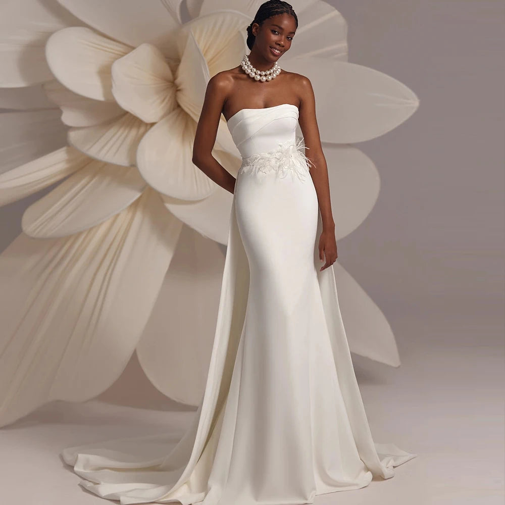Charming Jersey Wedding Dresses with Feather Strapless Bridal Gowns Court Train 2025 Summer New Sleeveless Vestido De Novia
