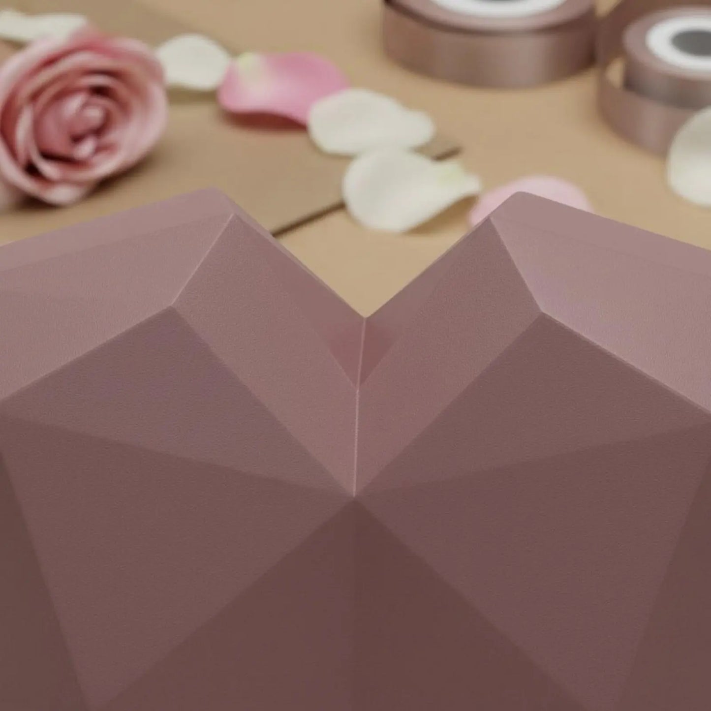 Heart Shaped Gift Box Waterproof Plastic Flower Box Faceted Design Flower Container Recyclable for Partners, Anniversary